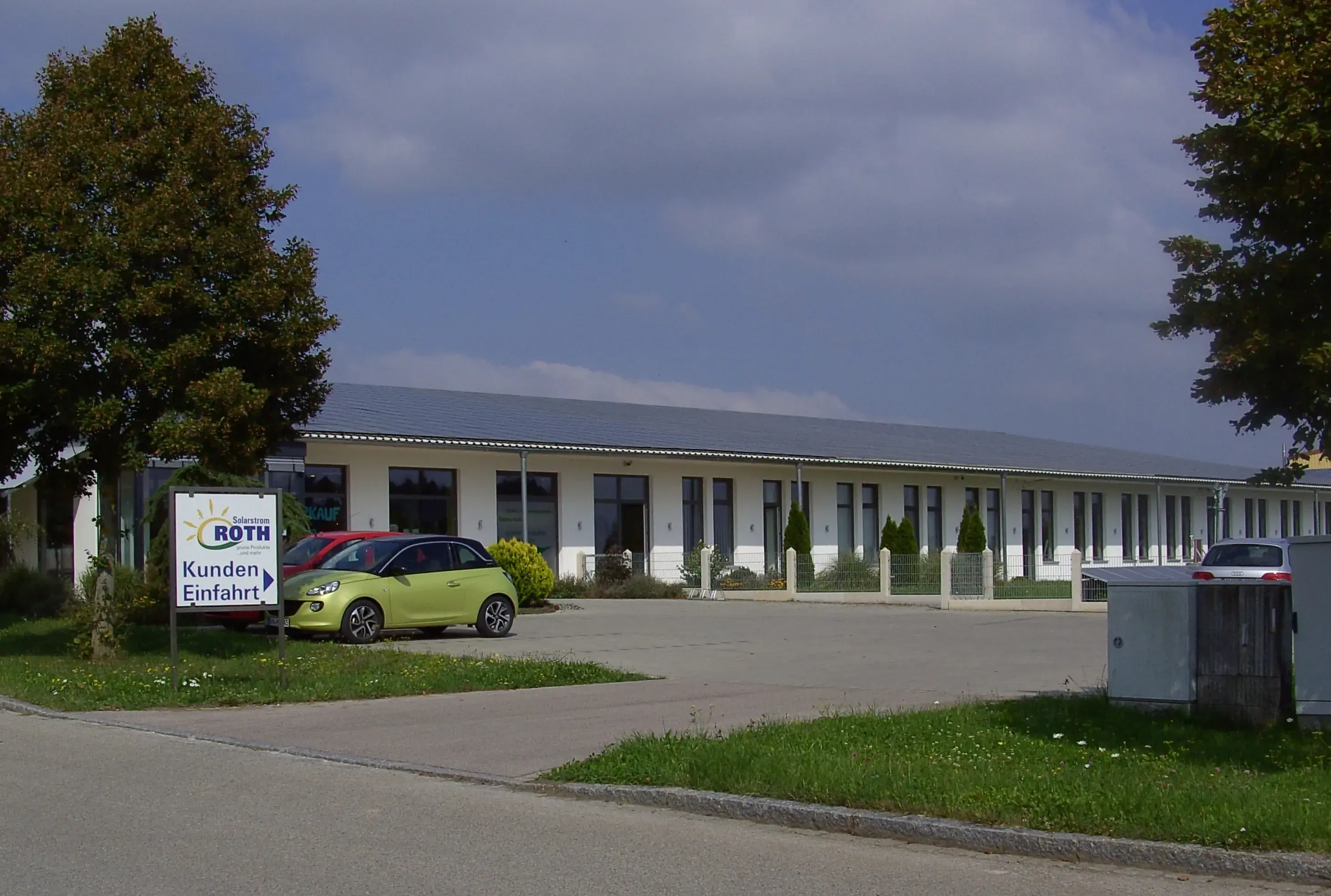 halbes Gebäude – Teilansicht von Unternehmen Elektro Rot 